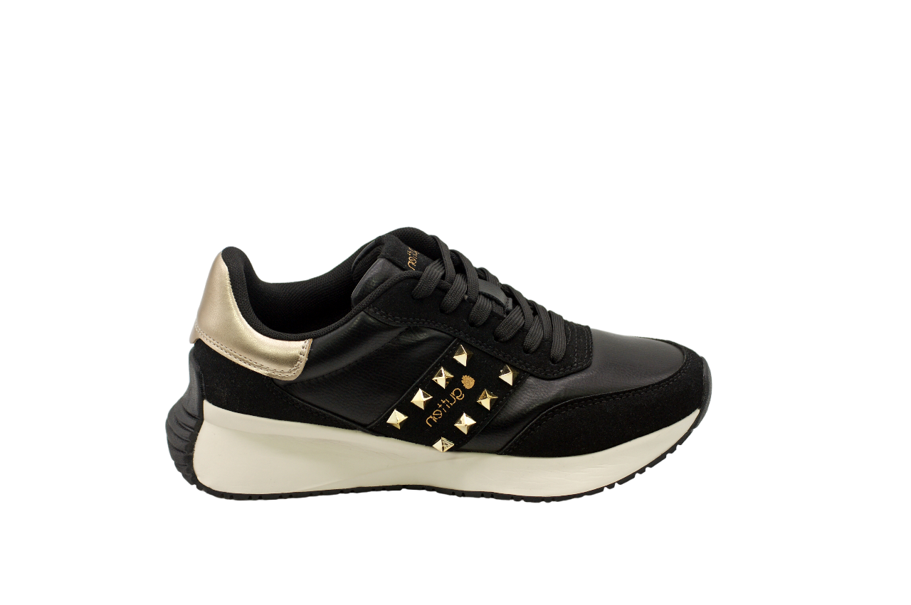 146 | Zapatillas con tachuelas